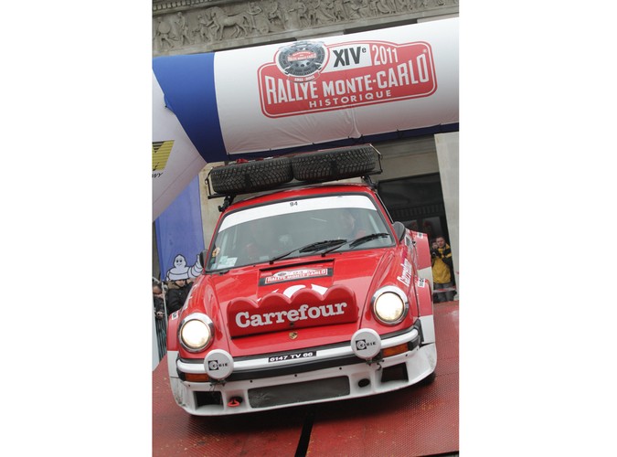 Francuska załoga Gaubert Ghislain / Gaubert Guillaume w samochodzie Porsche 911 SC na starcie do XIV Rajdu Monte Carlo Samochodów Historycznyc