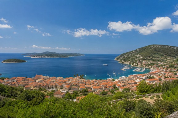 "Zabranjeno ostrvo" na Jadranu krije čak 38 vojnih objekata, tu je i Titova pećina, a sada je hit među turistima