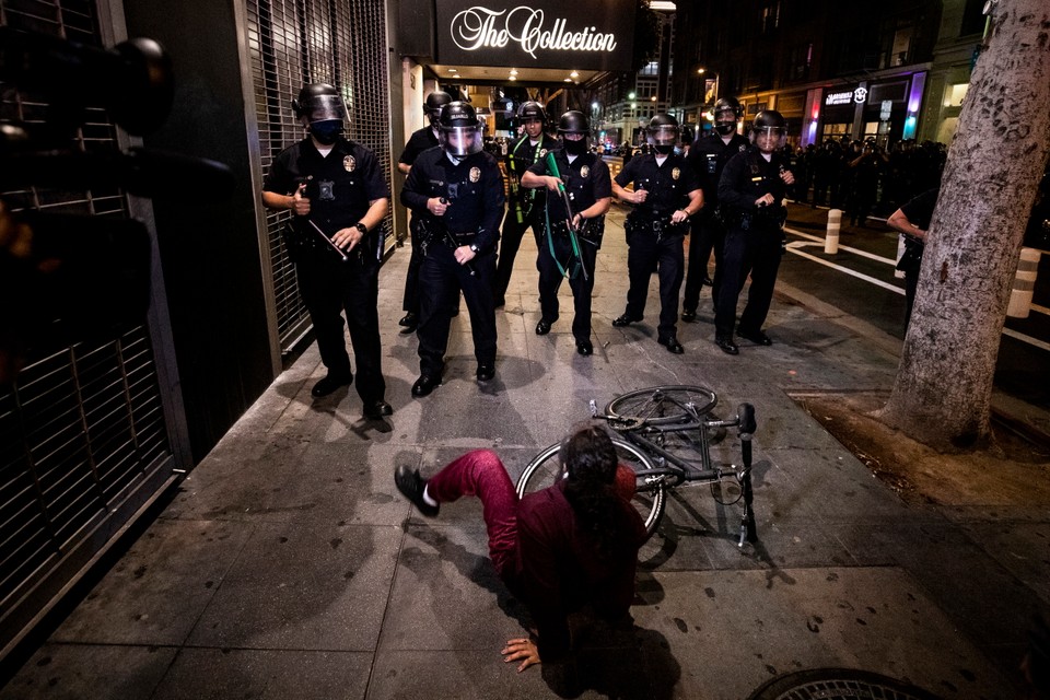 Starcia policjantów z demonstrantami w Los Angeles