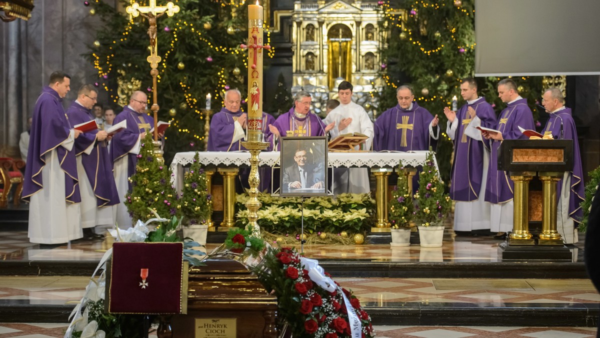 Sędzia Trybunału Konstytucyjnego, prof. Henryk Cioch został dzisiaj pochowany na cmentarzu w Lublinie. Cioch zmarł 20 grudnia w Warszawie. Miał 66 lat.