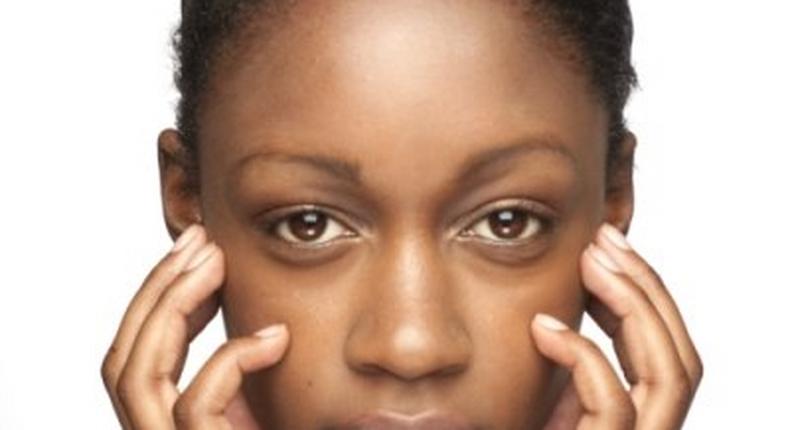 Puffy eyes appears like you look sleepy/tired which shows off an overall dull appearance and usually ruin any desired makeup looks.