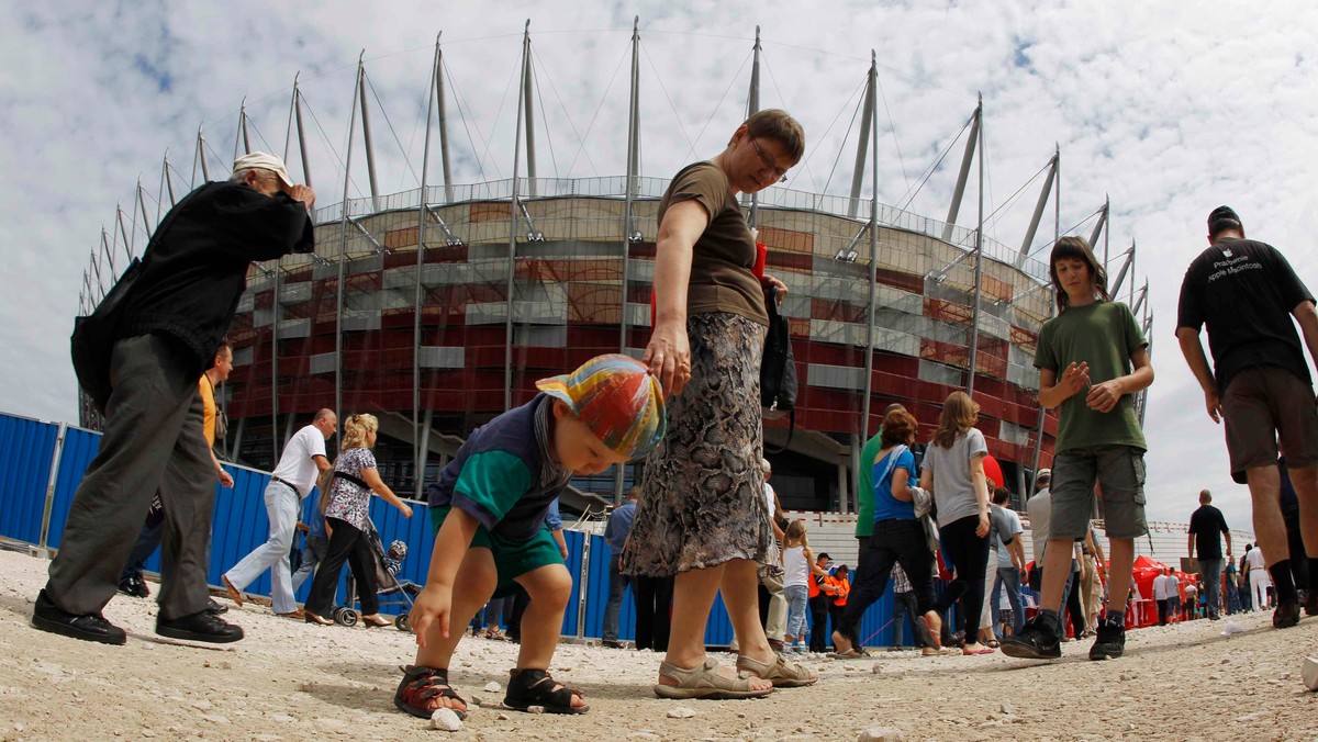 Stadion Narodowy znów będzie dostępny dla ciekawskich, którzy chcą zobaczyć jedną z aren mistrzostw Euro 2012. Będzie można powalczyć o bilety na mistrzostwa. Atrakcją ma być także premierowa prezentacja otwierania i zamykania dachu stadionu - podało TVN Warszawa