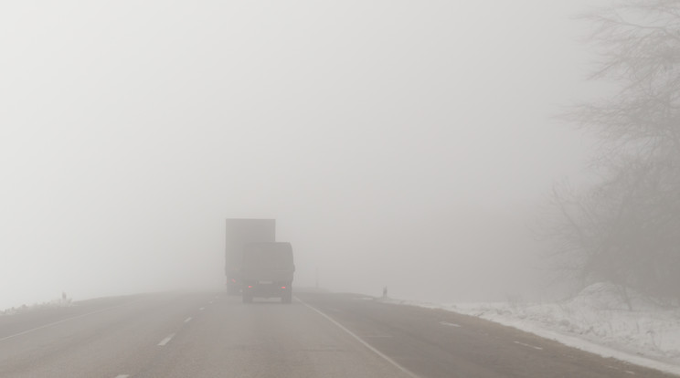 Ködös időjárásban veszélyes vezetni / Fotó: Northfoto