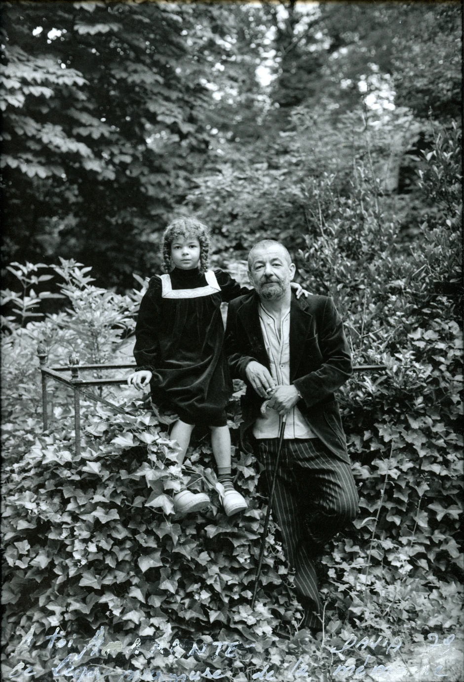 Дадо и његова ћерка Амарант, гробље Пер Лашез, Париз, 1979, photo Mohror