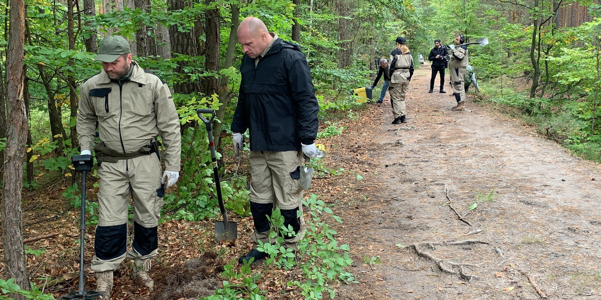 Poszukiwania mogił ofiar zbrodni sowieckich w lesie koło Nienadówki.