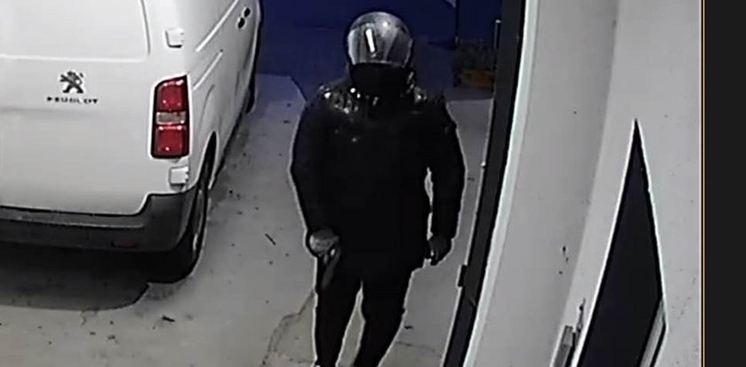 Zamaskowany złodziej napadł na sklep. To, co stało się potem, jest teraz hitem Facebooka