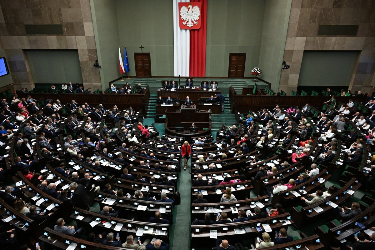 Tusk i Hołownia na dnie, Sikorski i Trzaskowski w cieniu. Jest nowy lider zaufania Polaków