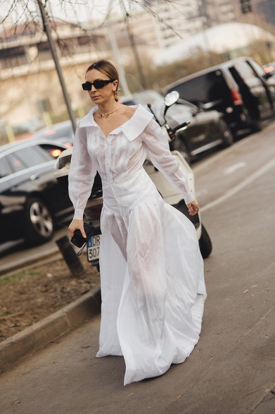 Stylizacja z białą jedwabną sukienką