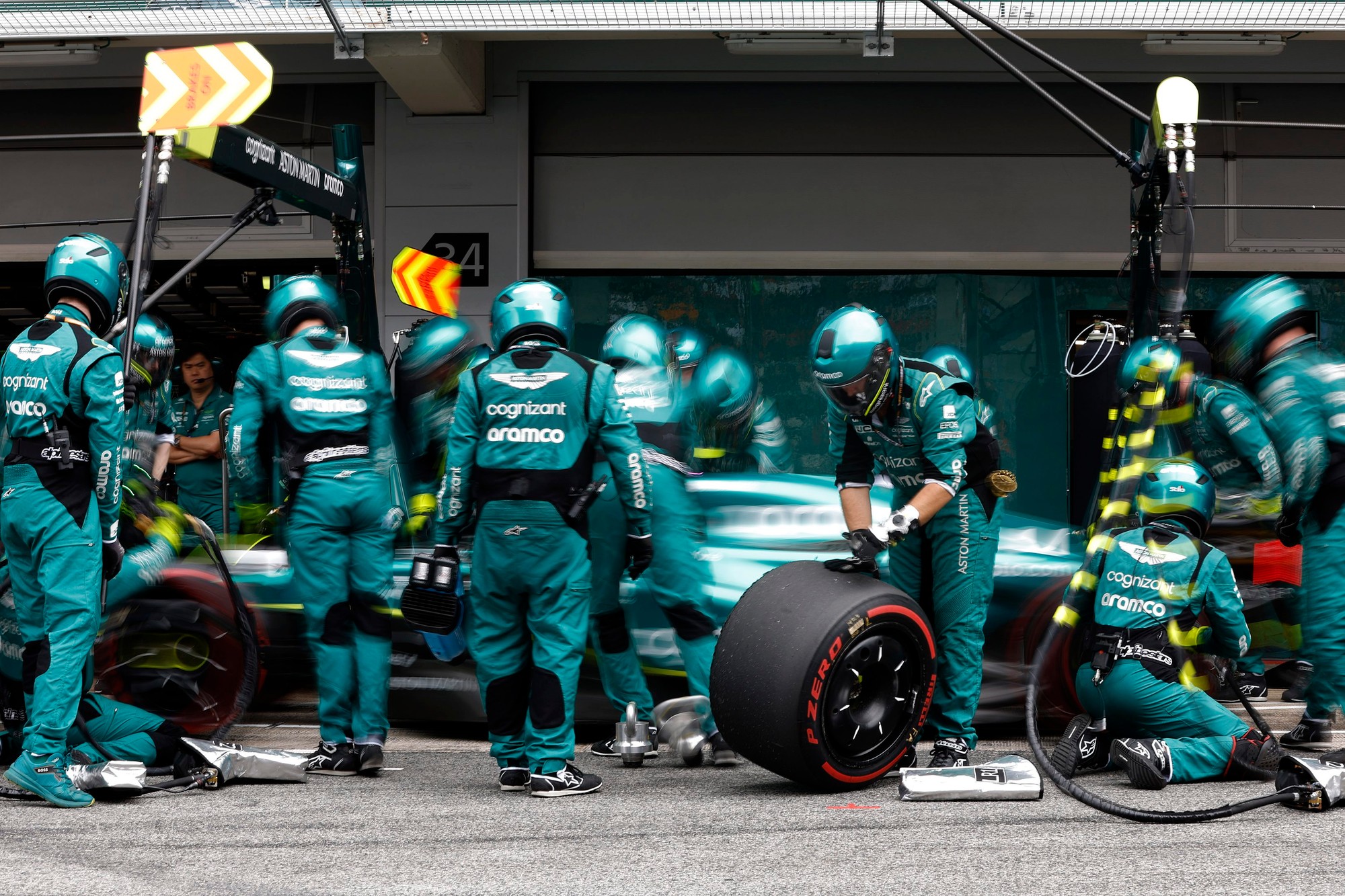 Fernando Alonso z Aston Martin počas zastávky v boxoch.