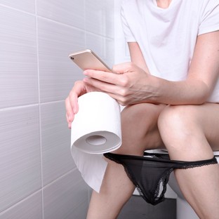 Ezért ne görgesse telefonját a vécén: súlyos következményei lehetnek!