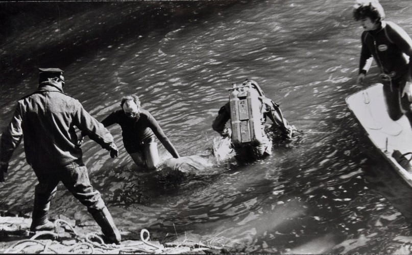 Wydobywanie ciał ofiar z Jeziora Żywieckiego