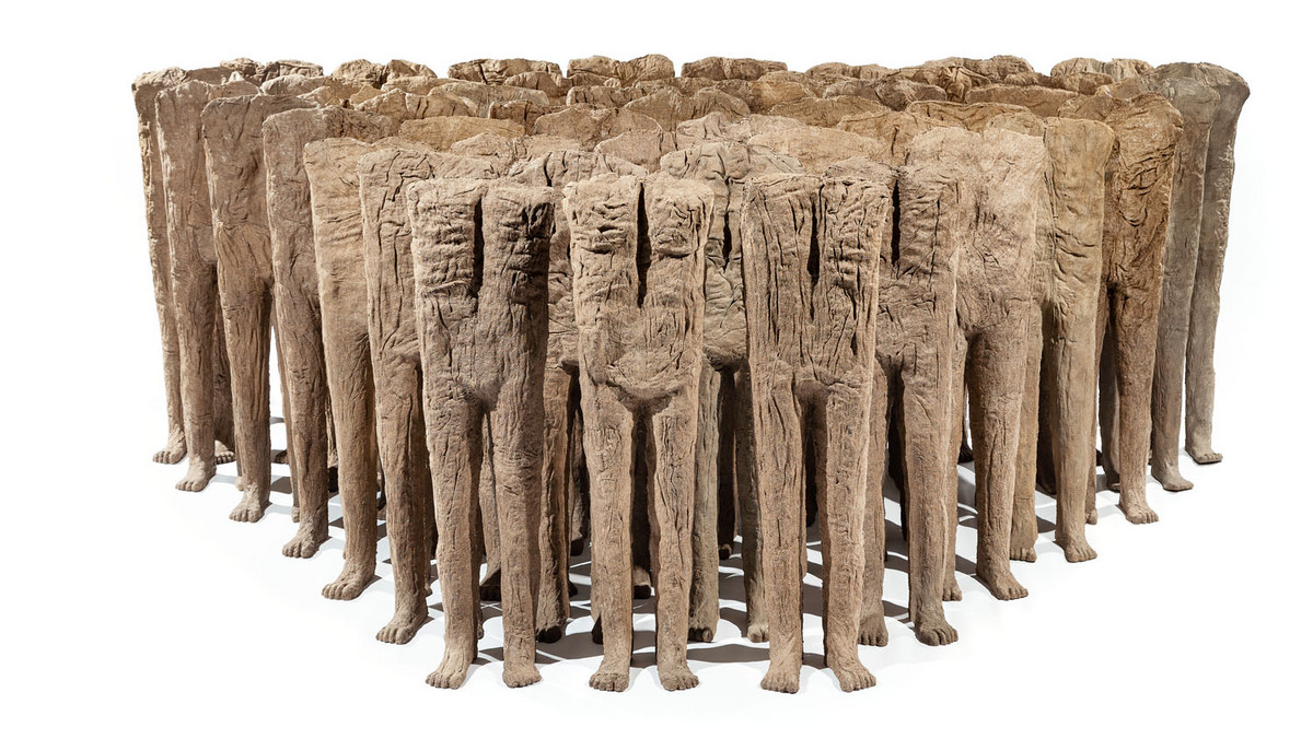 <strong>Monumentalna realizacja Magdaleny Abakanowicz "Tłum III" osiągnęła w czwartek najwyższą cenę w historii aukcji sztuki w Polsce - 13,2 mln zł. Rzeźba jest uważana za jedno z najważniejszych dzieł polskiej artystki. To pierwsze dzieło sprzedane w Polsce na aukcji, które osiągnęło kwotę ponad 10 mln zł.</strong>