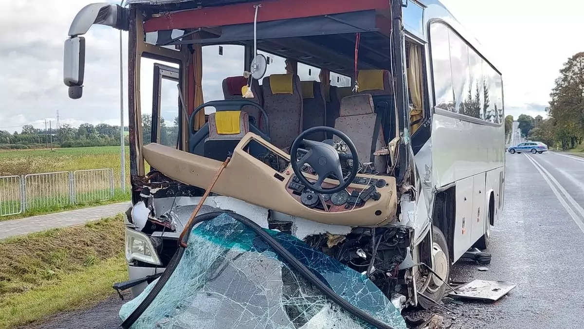 Autobus z wycieczką szkolną uderzył w TIR-a