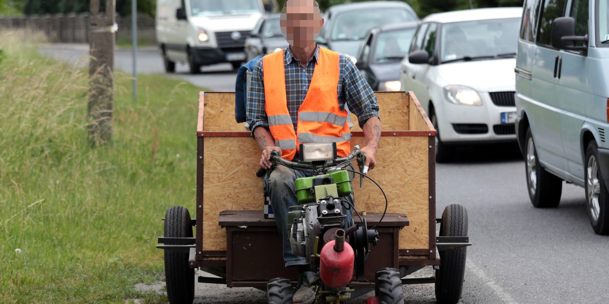 Jechał pojazdem zrobionym z glebogryzarki