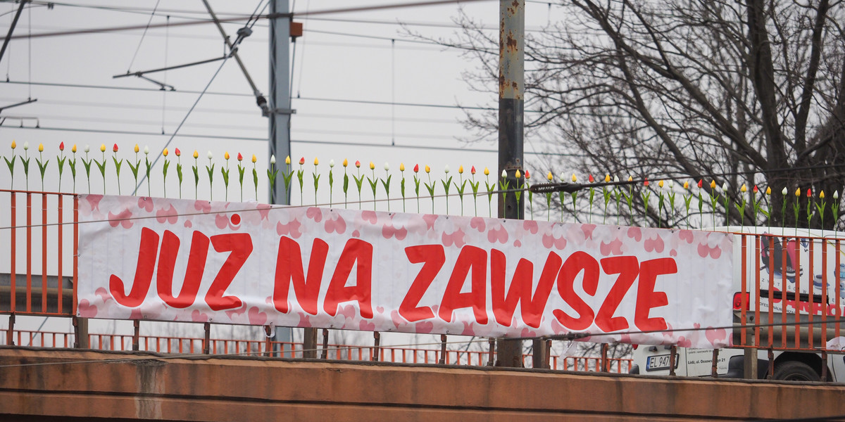 Nowy transparent z wyznaniem miłości na wiadukcie 