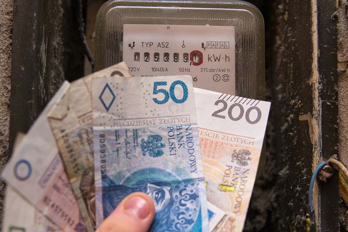 Prezes Urzędu Regulacji Energetyki zatwierdził taryfy na sprzedaż energii dla czterech tzw. sprzedawców z urzędu oraz pięciu największych spółek dystrybucyjnych.