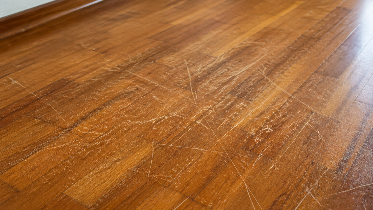 Tehnika od 3 minuta za obnovu izgrebanog parketa: Potrebne su vam samo dve stvari iz kupatila