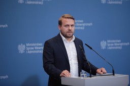 Solidarna Polska: UE wydaje wyrok na samochody spalinowe