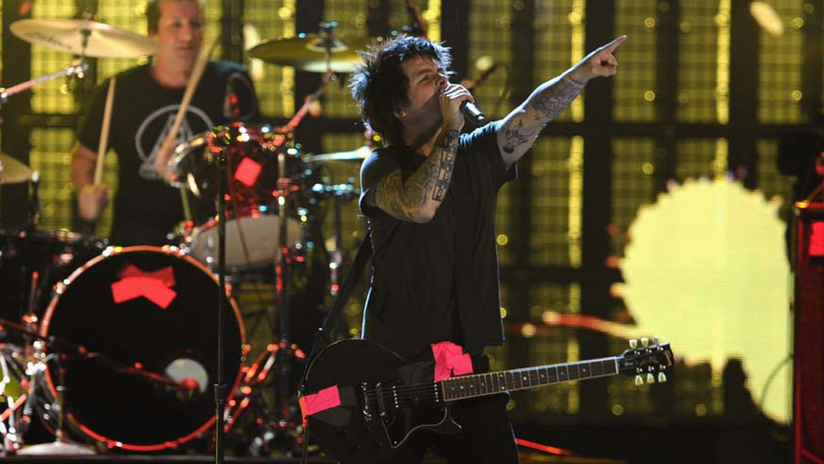 Green Day na 16 lipca zaplanował premierę singla promującego nadchodzącą trylogię albumów, "!Uno!", "!Dos!" i "!Tré!". Jak podano na oficjalnej stronie zespołu, na pierwszym singlu znajdzie się utwór "Oh Love".
