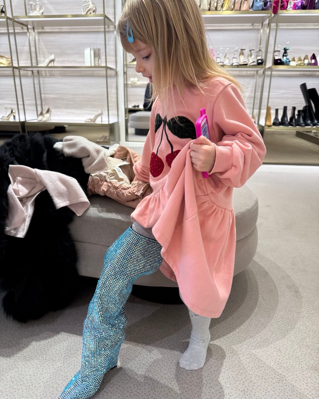 Dcérka Judínyovej a Skrúcaného Ella. 