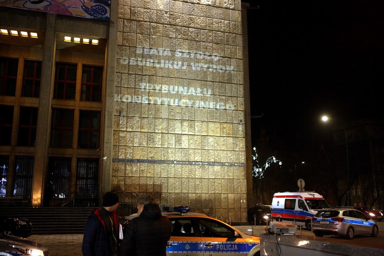 Przedstawiciele KOD wyświetlają na gmachu Muzeum Narodowego hasła odnoszące się do sytuacji w Polsce. W tym czasie w Muzeum Narodowym premier Beata Szydło oraz premier Węgier Viktor Orban zwiedzają wystawę malarstwa 'Złoty wiek malarstwa węgierskiego'