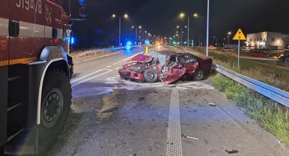 Samochód zgnieciony jak puszka! Wycinano z niego kobietę w ciąży