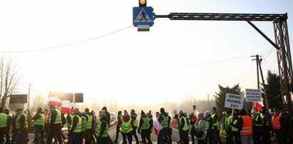 Mieszkańcy Krzyszkowic protestują. Zablokowali Zakopiankę, bo domagają się budowy bezpiecznego przejścia dla pieszych z sygnalizacją świetlną