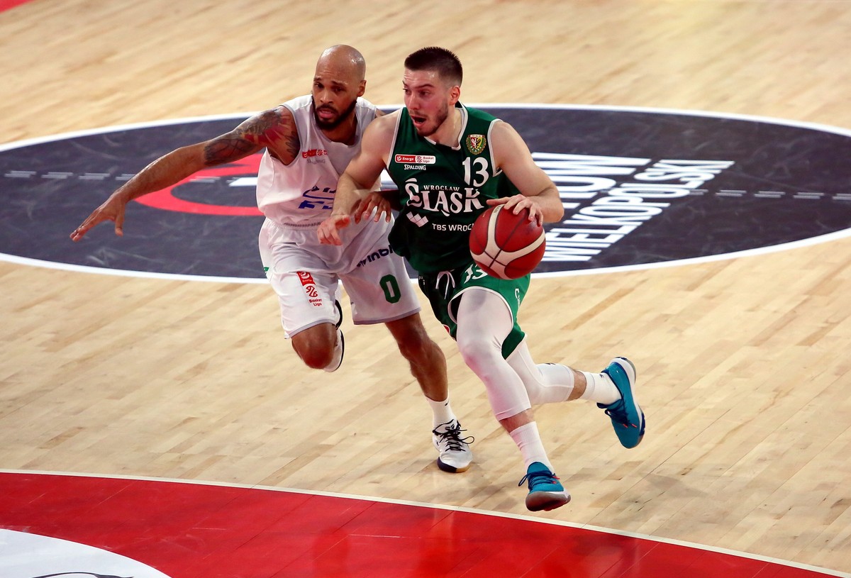 Koszykarz drużyny Śląsk Wrocław Strahinja Jovanović (P) i Kris Richard (L) z zespołu Enea Zastal BC Zielona Gór podczas trzeciego meczu półfinałowego fazy play off Ekstraklasy, w hali "Arena Ostrów"