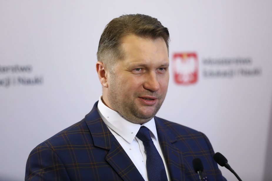 Minister edukacji i nauki Przemysław Czarnek – ma w imieniu prezesa sączyć bardzo religijny i mocno antyunijny przekaz do umysłów młodych ludzi