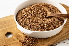 Nie wyrzucaj do śmieci, tylko zalej wodą. To będzie najlepszy nawóz do kwiatów