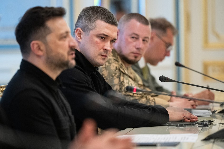 Volodimir Zelenski i Mihailo Fedorov (C) na sastanku u Kijevu 11. maja