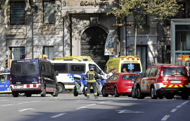 W czwartek po południu kierowca furgonetki wjechał w tłum na promenadzie Las Ramblas w centrum Barcelony, zabijając co najmniej 13 osób i raniąc ponad 100.