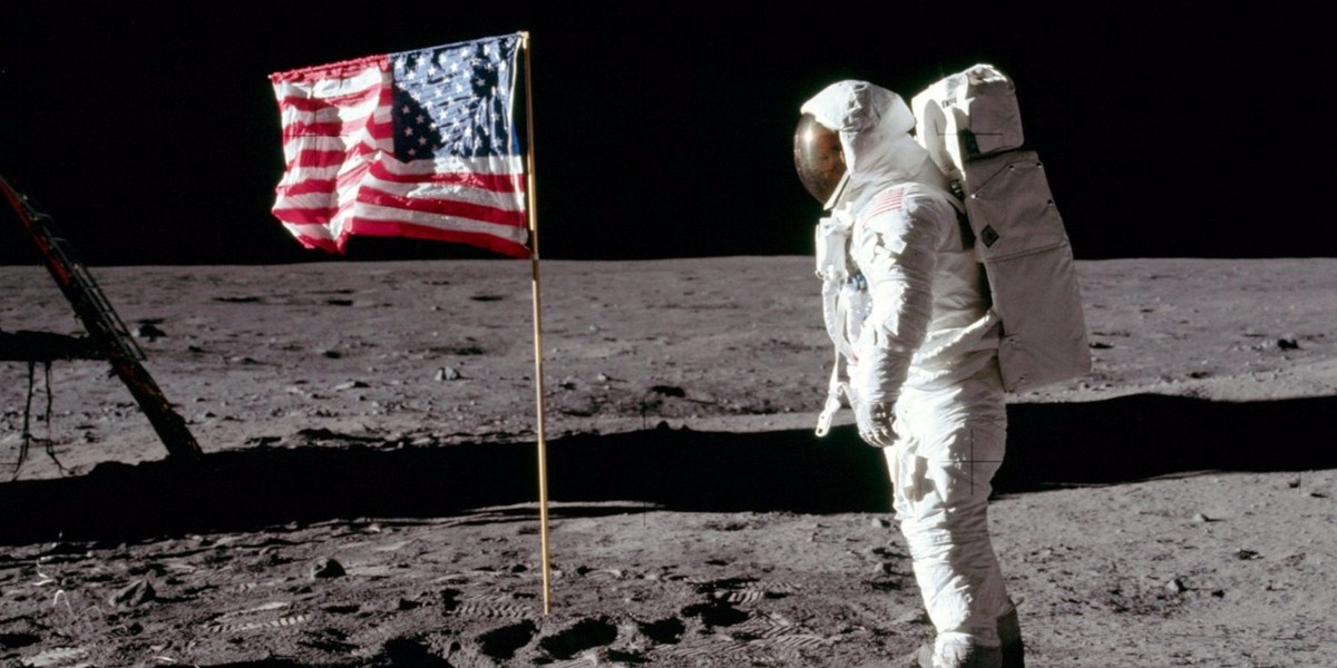 Ludzie po raz pierwszy stanęli na Księżycu 20 lipca 1969 roku. W misji Apollo 11 wzięli udział: Neil Armstrong, Buzz Aldrin i Michael Collins - ten ostatni okrążał Księżyc w module dowodzenia.