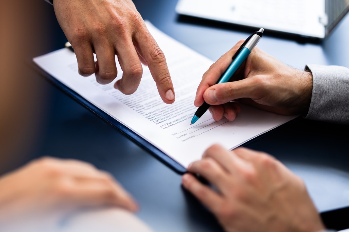 Jak pozmieniać umowy z kontrahentami i regulaminy w związku z KSeF? Tłumaczymy