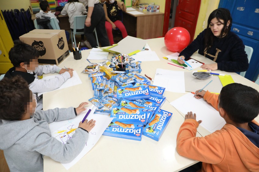 Mališani su se obradovali slatkišima i slanišima iz "Bambija"