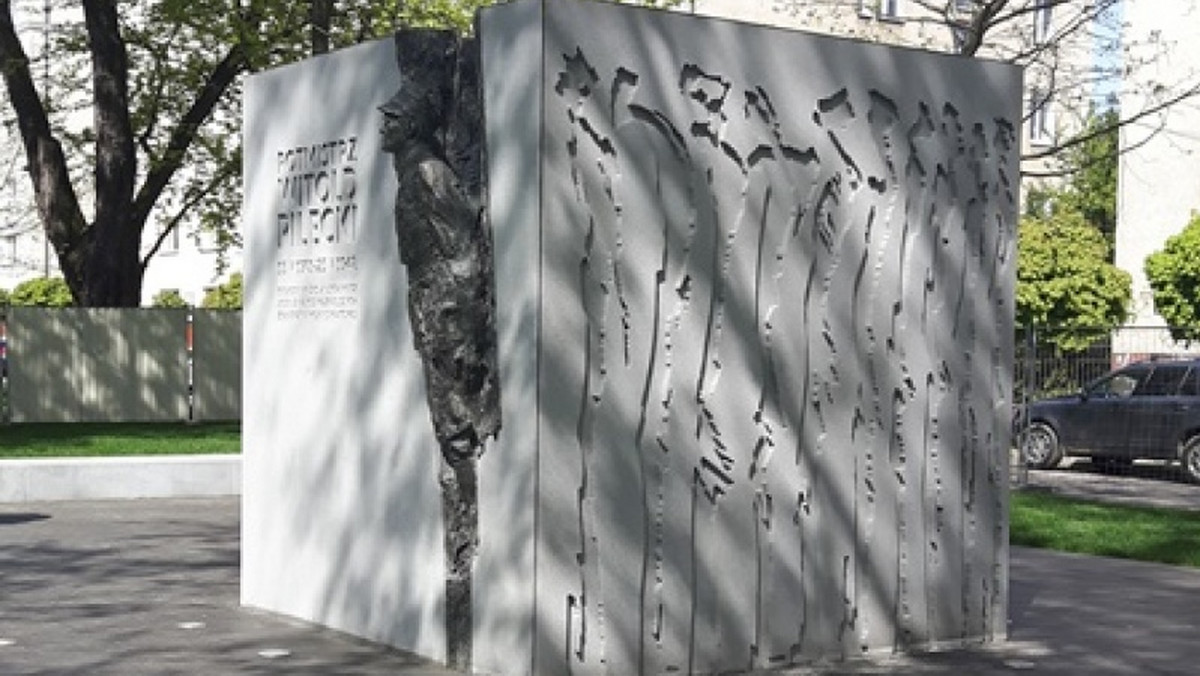 To jasna sześcienna bryła z granitu i betonu, która pęka, a ze szczeliny wyłania się postać bohatera w mundurze i rogatywce. Forma monumentu ma symbolizować zdobycie upragnionej wolności i niepodległości. Dziś w Warszawie zostanie odsłonięty pomnik rtm. Witolda Pileckiego.