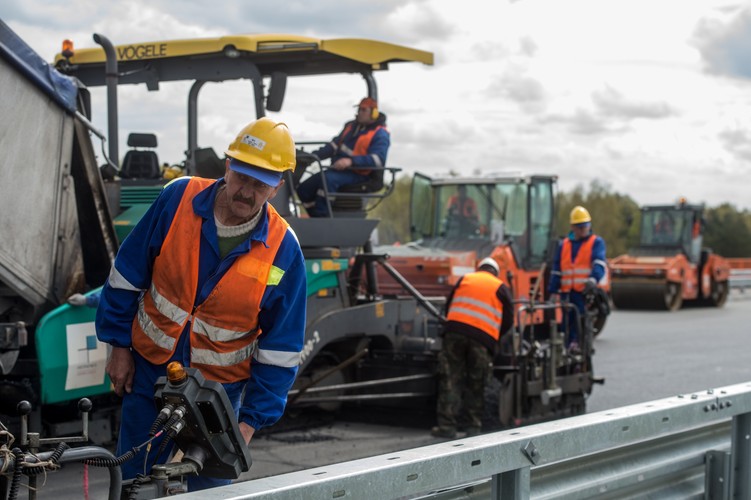 Według planów odcinek ma być oddany na przełomie lipca i sierpnia, jednak jak donosi 'Dziennik Łódzki', termin ten może zostać przesunięty na początek lipca.
<br>
Na zdjęciu: Budowa autostrady A1 na odcinku Stryków-Tuszyn - wiadukt autostradowy nad torami kolejowymi na łódzkim Olechowie. <br><br>fot. (mr) PAP/Grzegorz Michałowski