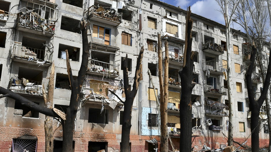 Widok bloku mieszkalnego zniszczonego przez ostrzał w Kramatorsku