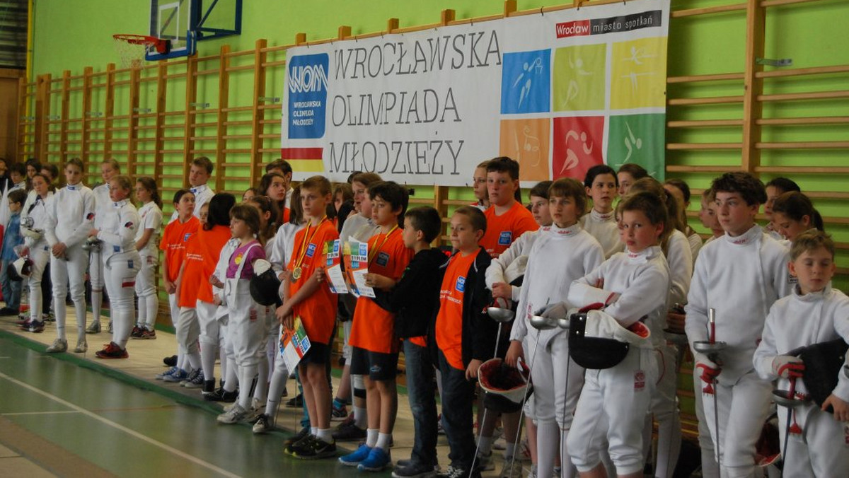 W najbliższą sobotę już po raz dziewiąty wystartuje Wrocławska Olimpiada Młodzieży. W imprezie weźmie udział około 2,5 tys. młodych sportowców z Wrocławia i Dolnego Śląska. Rywalizacja będzie się toczyć w 19 różnych dyscyplinach, m.in. w siatkówce plażowej, piłce nożnej, łucznictwie i kajakarstwie.