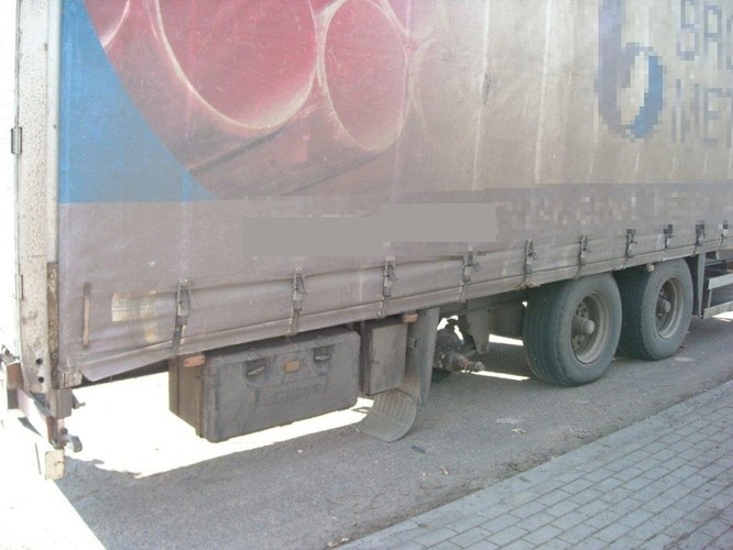 Przewoził 24 tony torfu ciężarówką… bez koła