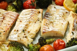 pyszny obiad na piątek. podajemy przepis, ty gotujesz. ryba z pieca z warzywami