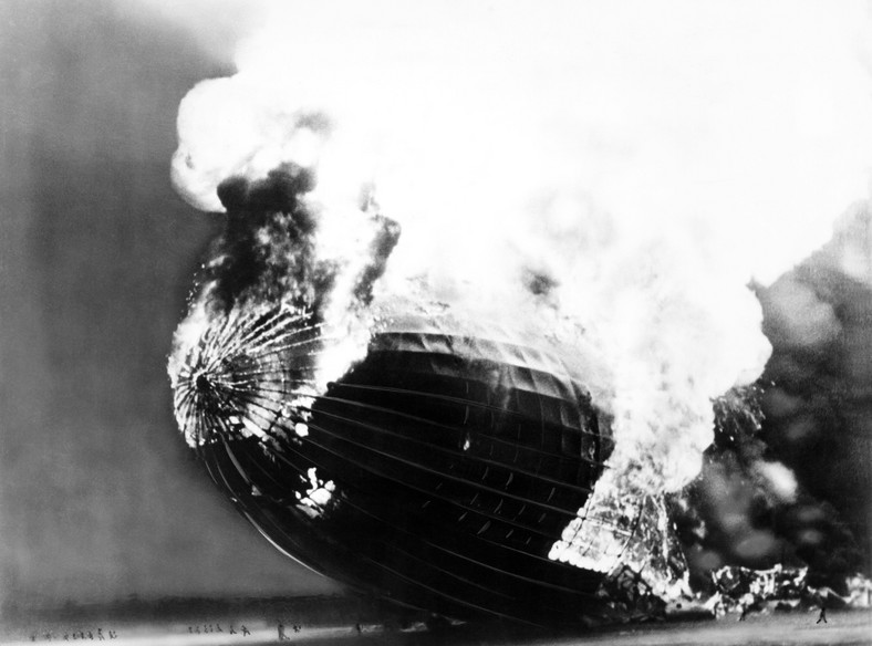 Płonący sterowiec Hindenburg w Lakehurst, New Jersey w 1937 r.