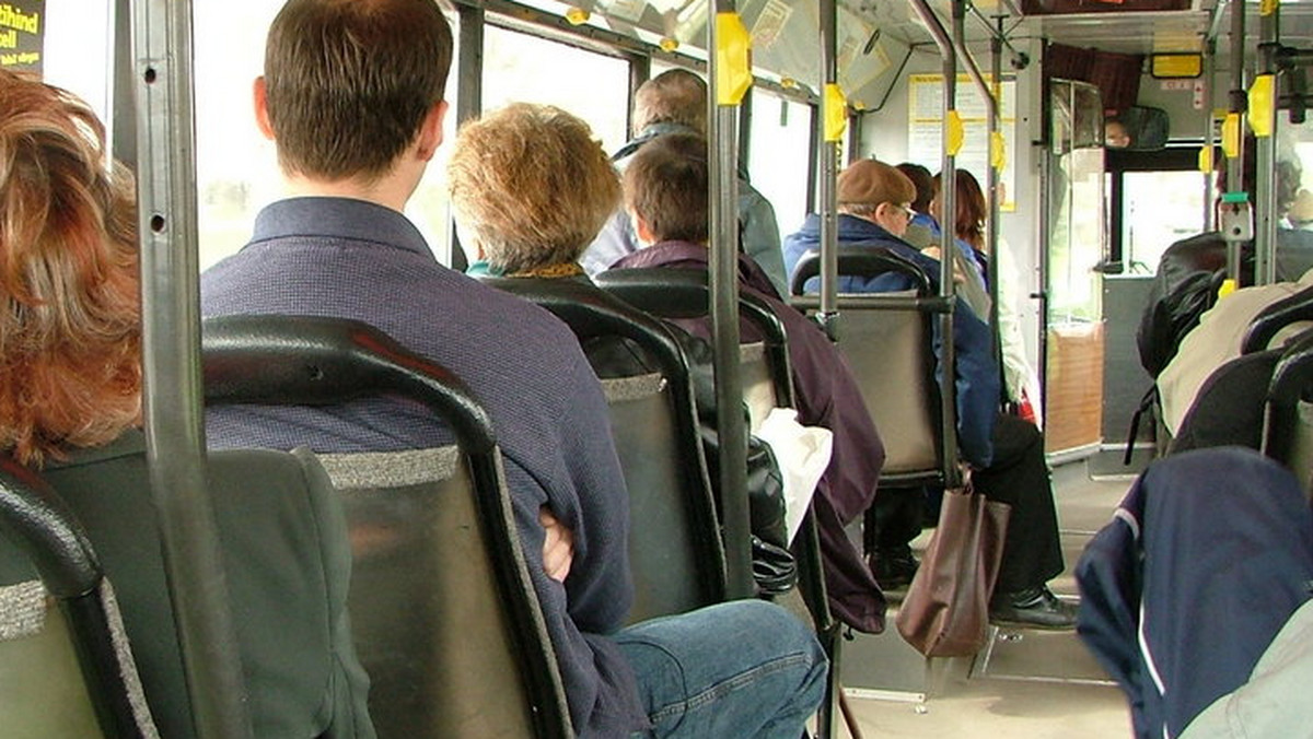 Coraz więcej pań zasiada za kółkiem miejskich autobusów w Opolu, informuje Radio Opole. Co prawda na razie na 157 kierowców MZK jedynie siedem to kobiety, to warto zaznaczyć, że jeszcze kilka lat temu, był to zawód całkowicie zdominowany przez mężczyzn.