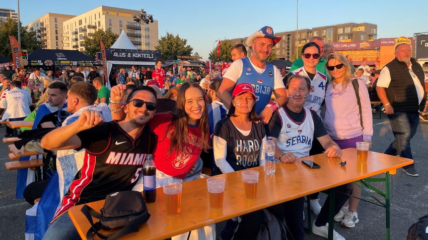 Navijači Srbije u fan zoni pored Šaomi arene u Rigi uoči četvrtinalnih mečeva Evrobasketa 9. septembra | Foto: BBC/Grujica Andric
