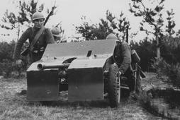 Armata przeciwpancerna 37 mm wz. 36 Bofors na stanowisku ogniowym podczas ćwiczeń w 1939 r.
