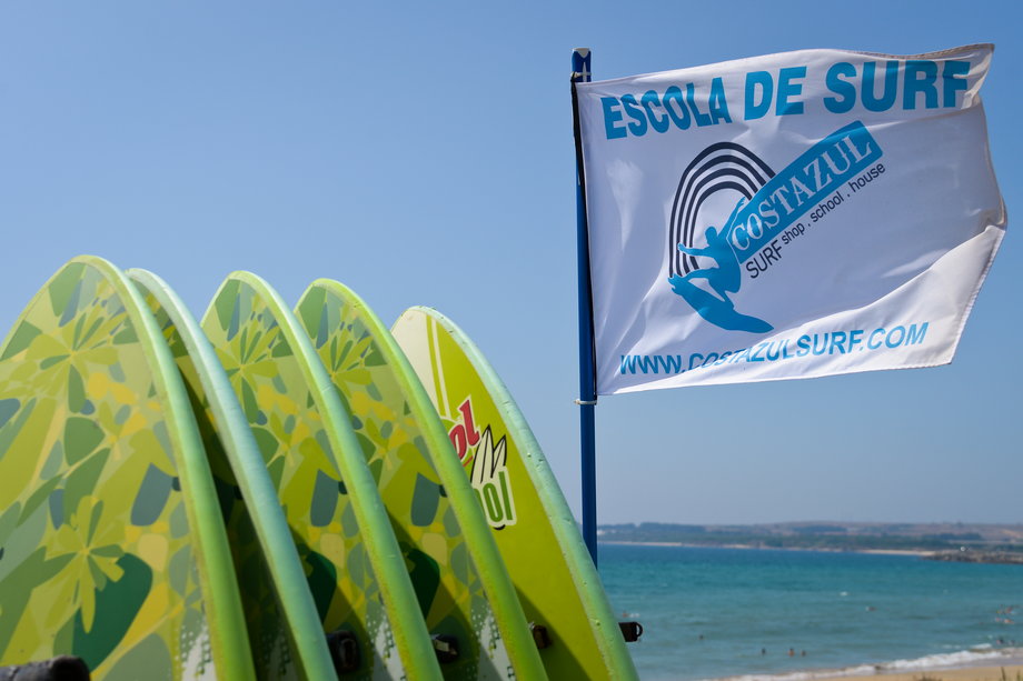 Costazul Surf Alentejo - szkoła surferska na wybrzeżu posiadajacym znakomite warunki do uprawiania tego sportu.