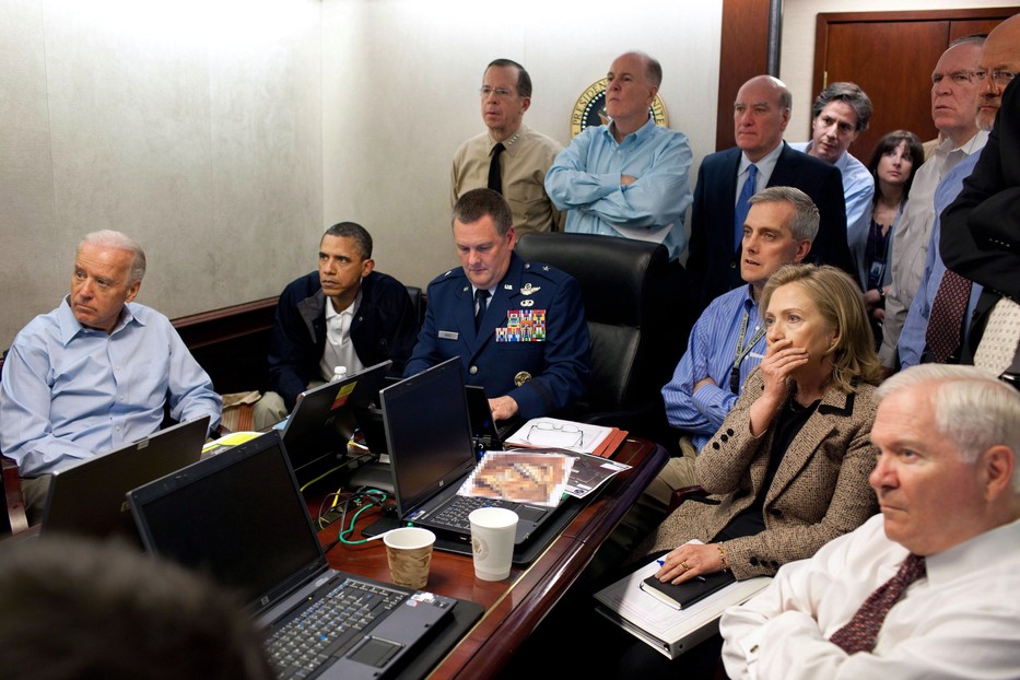 Joe Biden alelnök, Barack Obama amerikai elnök és stábja figyelik az Oszama bin Laden elleni akció képsorait a Fehér Házban. Az akció során amerikai katonák megölték a terroristavezért. Az ajtóból Tony Blinken, az alelnök nemzetbiztonsági tanácsadója kukucskál. /MTI/Fehér Ház/Pete Souza