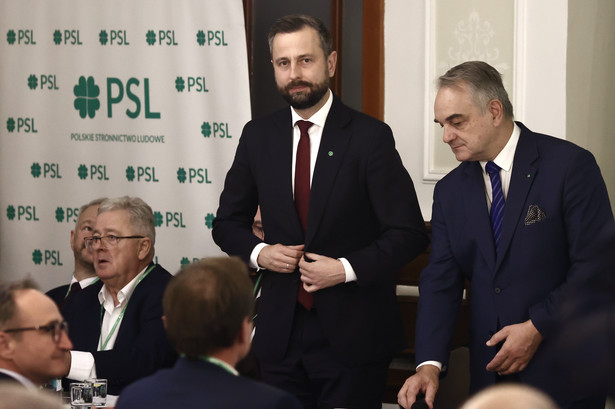 Prezes PSL Władysław Kosiniak-Kamysz (C) i przewodniczący Rady Naczelnej PSL Waldemar Pawlak (P)
