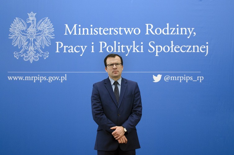 <strong>9. Marcin Zieleniecki, wiceminister rodziny, pracy i polityki społecznej, przewodniczący Komisji Kodyfikacyjnej Prawa Pracy, awans z pozycji 28.</strong>
<br><br>
Co drugi Polak uważa się za eksperta od świadczeń i praw pracowniczych. A każdy chciałby decydować o tym, na jakich warunkach pracuje i jaką emeryturę dostanie. Profesor Zieleniecki ma wpływ na jedno i drugie. W ubiegłym roku został powołany na stanowisko przewodniczącego Komisji Kodyfikacyjnej Prawa Pracy. Jest odpowiedzialny za przygotowanie dwóch projektów nowego k.p. (indywidualnego i zbiorowego). Wpłynie więc na to, jak będzie wyglądać praca w Polsce w najbliższych latach, a może nawet dekadach (obecny kodeks obowiązuje już ponad 40 lat). Już ta rola uzasadnia pozycję profesora w naszym rankingu. A to tylko część jego działalności i oddziaływania na prawo tworzone w Polsce. Jako wiceminister odpowiedzialny za ubezpieczenia społeczne wdraża też i nadzoruje – z ramienia rządu – jedną z najważniejszych reform zapowiedzianych w okresie kampanii wyborczych, czyli obniżenie wieku emerytalnego (uchwaloną już ustawę w tej sprawie zgłosił prezydent RP). Zatem w skrócie i bez dbania o szczegóły: to on ustali, jak mamy pracować i kiedy będziemy mogli tę karierę zawodową zakończyć. Czy ktoś inny może pochwalić się takim wpływem na rzeczywistość każdego obywatela?