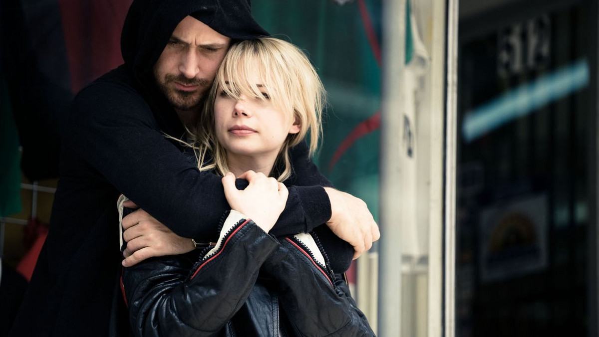 Na amerykańskich plakatach "Blue Valentine" widnieje dopisek "a love story". A jednak po obejrzeniu filmu można pomyśleć, że to jedynie sarkastyczna uwaga, bowiem większość historii miłosnych kończy się słowami "żyli długo i szczęśliwie", a ta dopiero w tym miejscu się zaczyna.